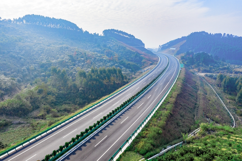 6.高速公路與群山相連，植被覆蓋率高，與原生態(tài)環(huán)境恢復(fù)有機(jī)結(jié)合.jpg